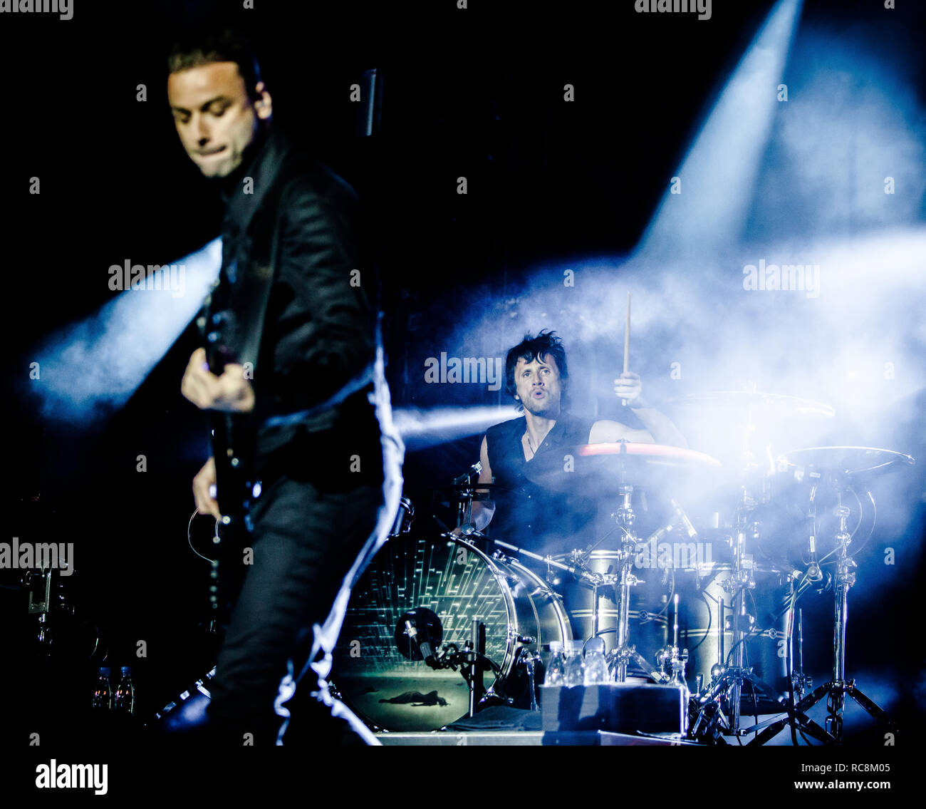 Die englische Rockband Muse führt ein Live Konzert in Orange Stadium an der Dänischen Musik Festival Roskilde Festival 2015. Hier Musiker Dominic Howard am Schlagzeug (zurück) zu sehen ist, live auf der Bühne mit Chris Wolstenholme (vorne). Dänemark, 02/07 2015. Mit Ausnahme von Dänemark. Stockfoto