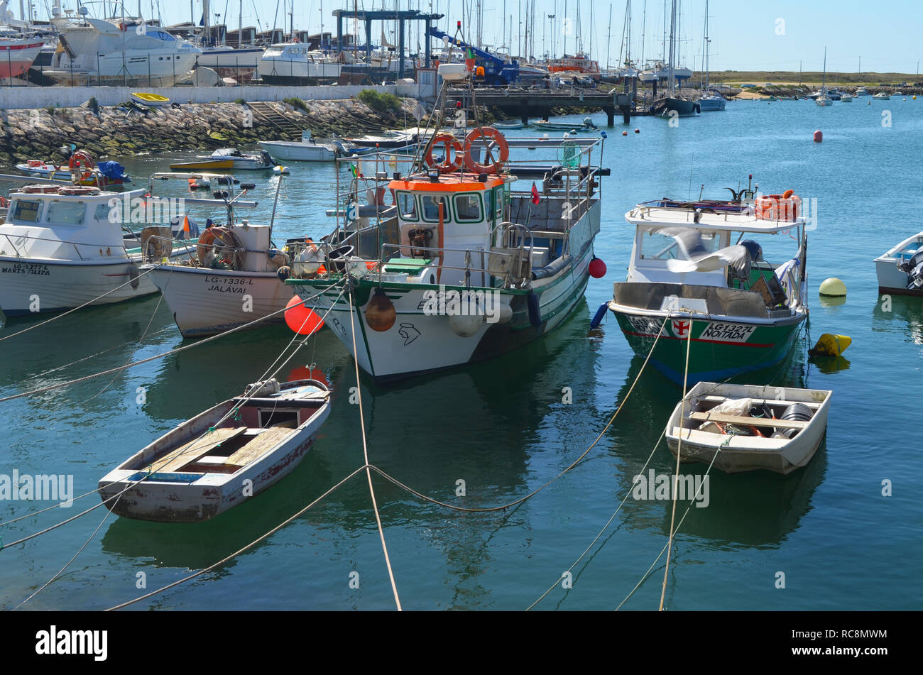 Die handwerkliche Fischerei Schiffe im Hafen von Lagos, Algarve, Portugal Stockfoto