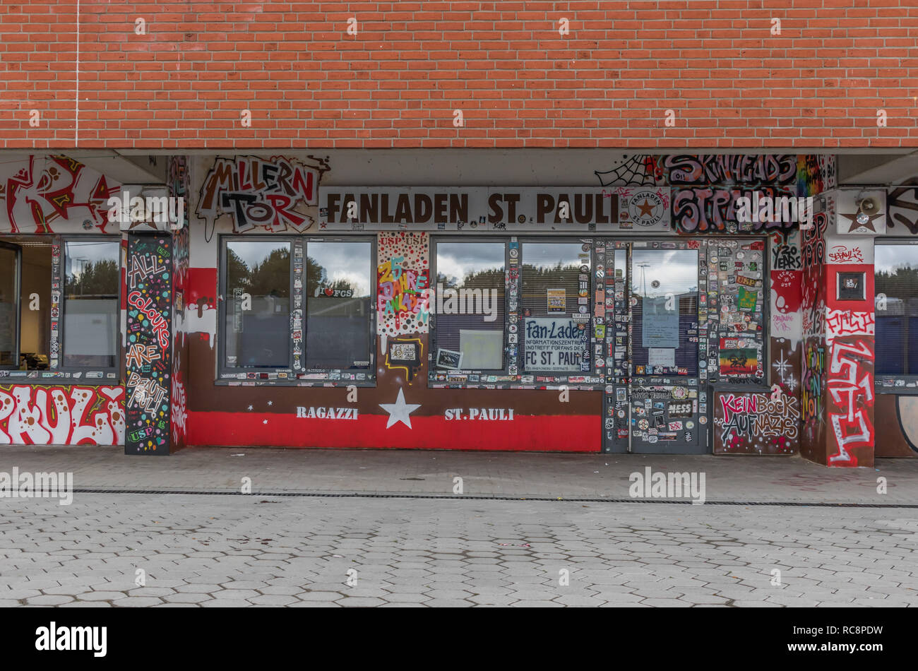 Hamburg, Deutschland - mit ihrer Anhänger mit ihrer Unterstützung des linken Flügels Politik identifiziert, der FC St. Pauli ist ein sehr beliebtes Fußball-Club Stockfoto