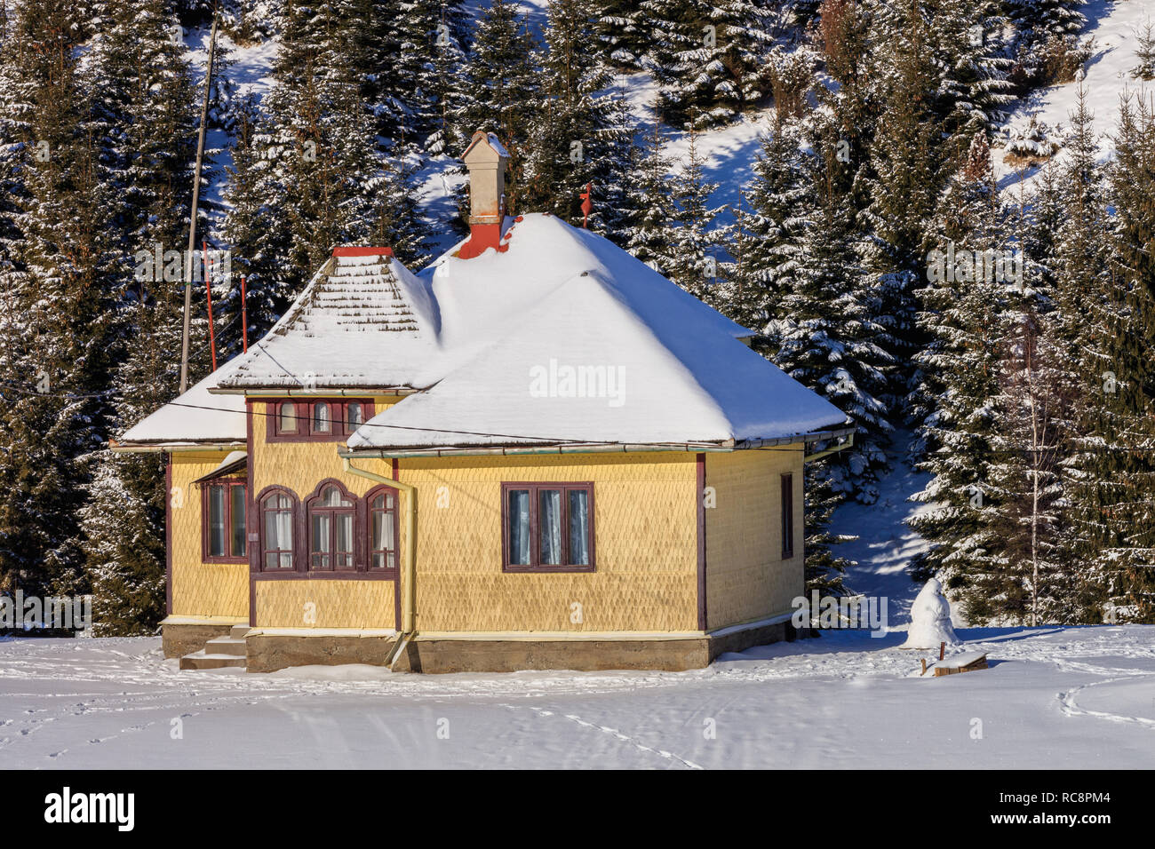 Traditionelles Haus in Fundatica Dorf. Brasov, Rumänien Stockfoto