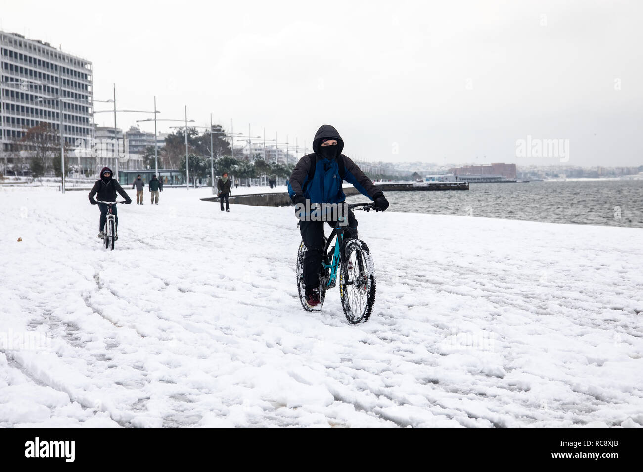 Thessaloniki, Griechenland - 5. Januar 2019: Ein Biker mit Schnee in der Mitte der Stadt an einem Wintertag Stockfoto