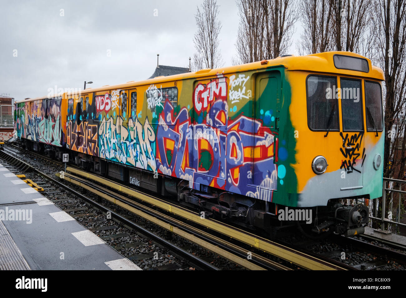 Berlin, Deutschland - Januar 2019: Graffiti auf der Berliner U-Bahn/U-Bahn der BVG Stockfoto