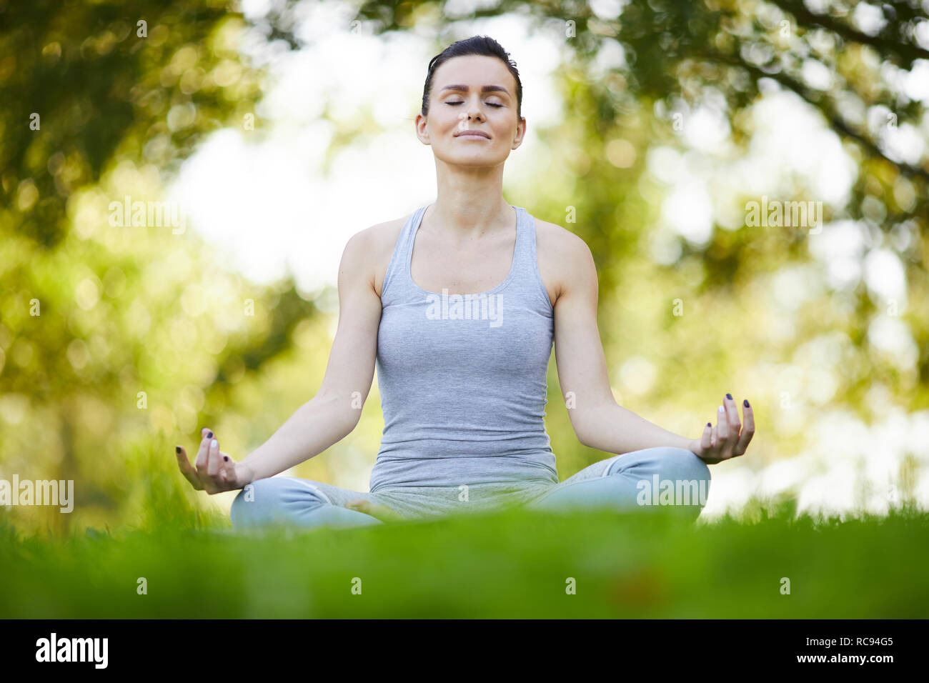 Inhalt friedliche Frau genießen Meditation Stockfoto