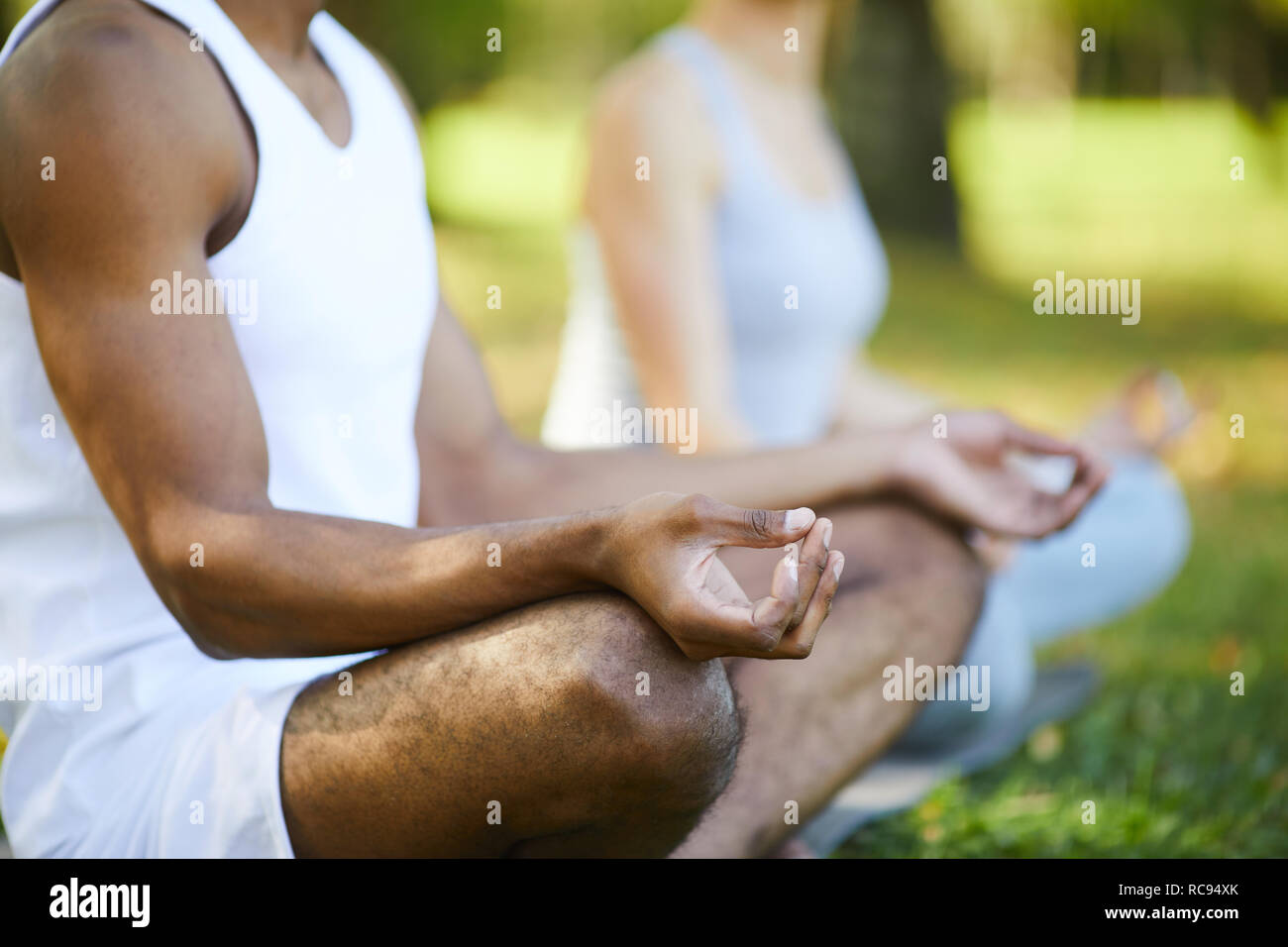 Yogis sitzen in Lotus Position Stockfoto
