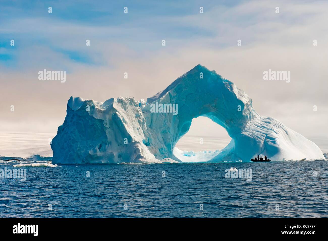 Natural Arch Carved in einem Eisberg, Antarktis, Sound, Antarktische Halbinsel, Antarktis Stockfoto