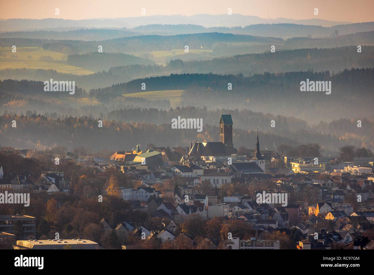 Luftaufnahme, Blick auf die Stadt mit der katholischen Kirche St. Joseph und Medardus, hügeligen Landschaft auf der Rückseite, Lüdenscheid, Sauerland Stockfoto