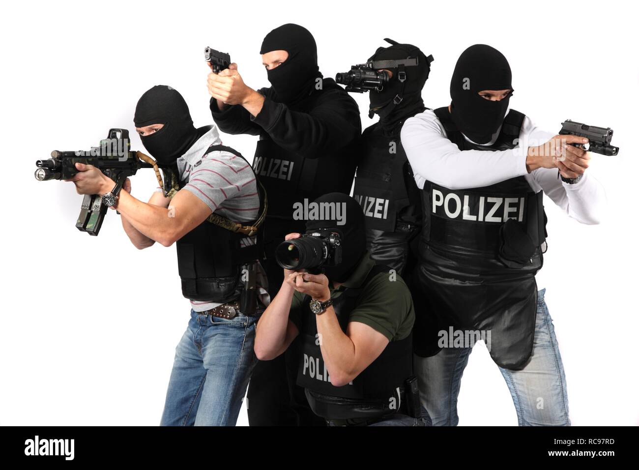 Polizei, Spezialist für Mobile Task Force, MEK, mit Night Vision Goggles, Maschinengewehren ausgerüstet, MP5, Sig P6 Pistolen und Kameras Stockfoto
