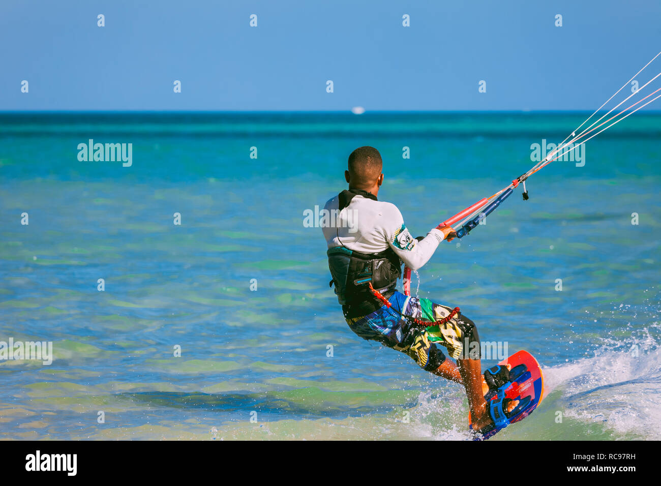 Ägypten, Hurghada, 30. November 2017: Nahaufnahme Rückansicht der Kitesurfer, die den Riemen auf dem Surfbrett. Rotes Meer Oberfläche. Der Mann mit den Special Sport Equipment. Die Aktivitäten im Freien. Stockfoto