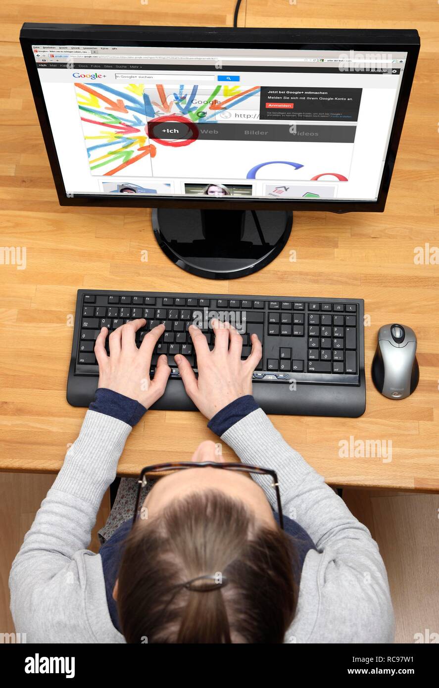 Frau das Surfen im Internet mit einem Computer, Google+, Google Plus, Network, Social Media Stockfoto