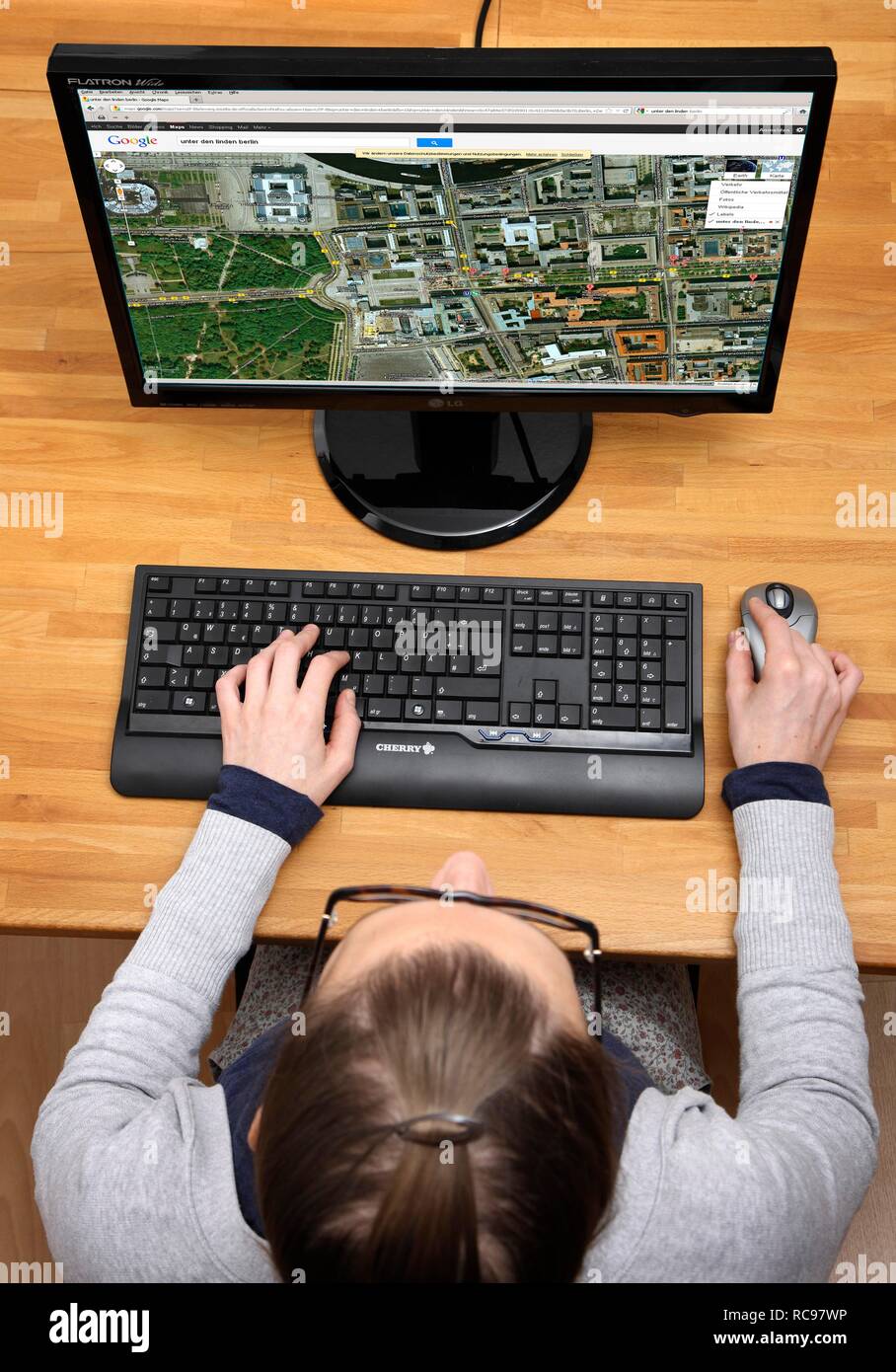 Frau das Surfen im Internet mit einem Computer, Web suche, Google Maps Stockfoto