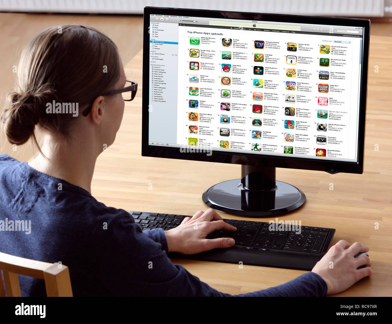 Frau das Surfen im Internet mit einem Computer, iTunes, Apple Musik, Software Store, User Interface für iPhone und iPad Stockfoto