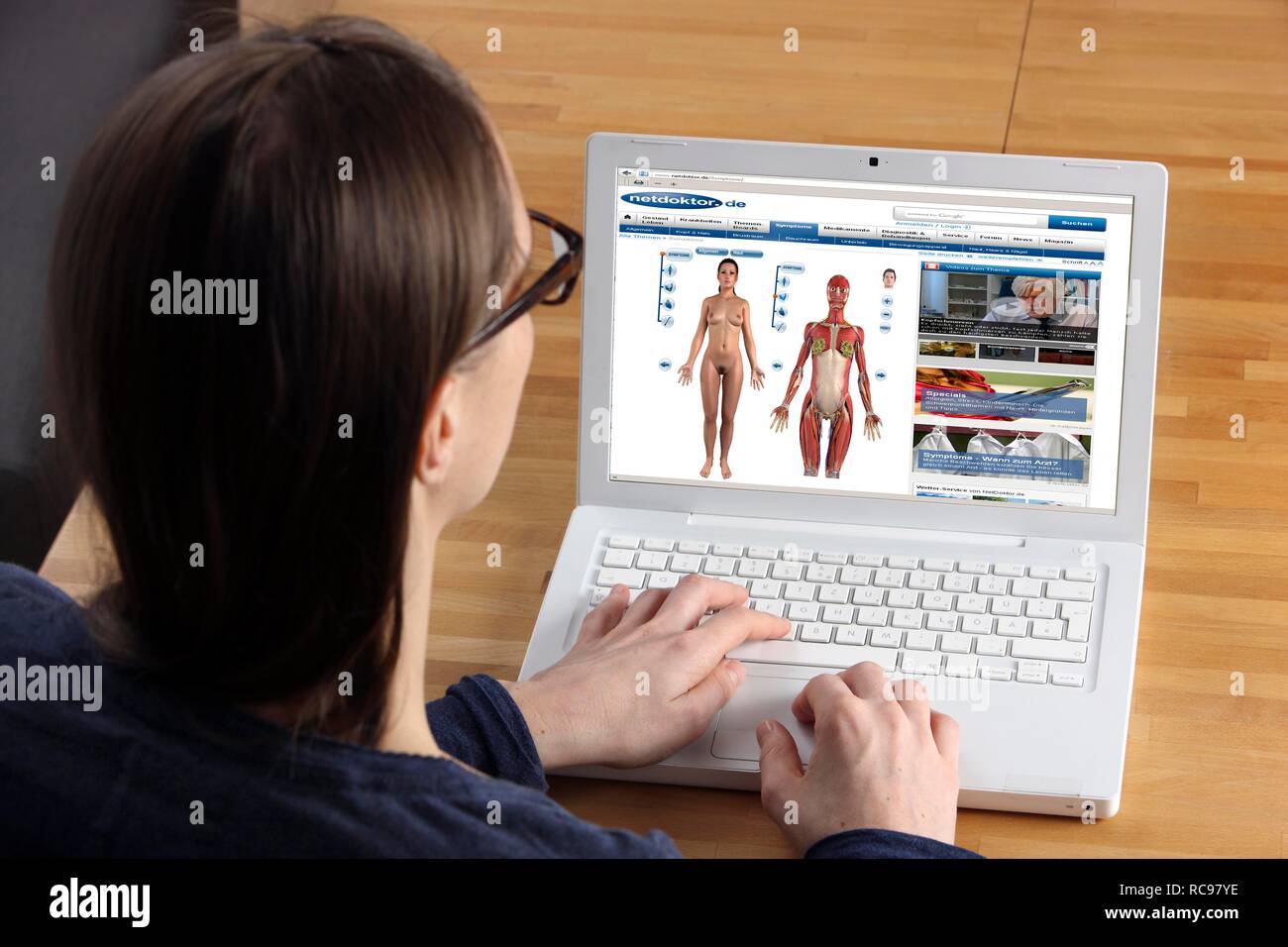 Frau das Surfen im Internet mit einem Laptop, medizinische Website, Netdoktor, on-line-Führer für Fragen der Gesundheit, der Analyse von Symptomen Stockfoto