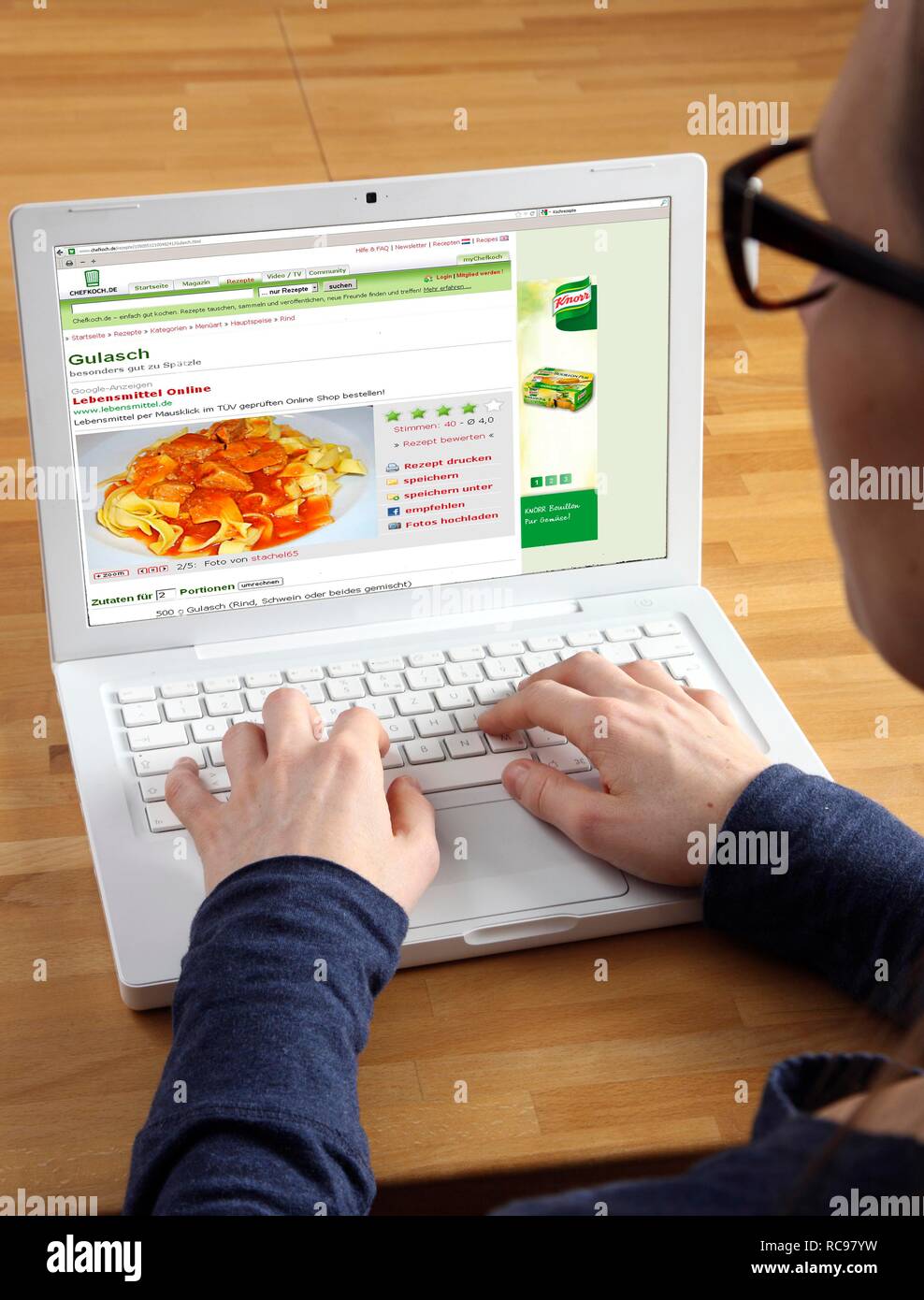 Frau das Surfen im Internet mit einem Laptop, online Rezepte Chefkoch.de Stockfoto