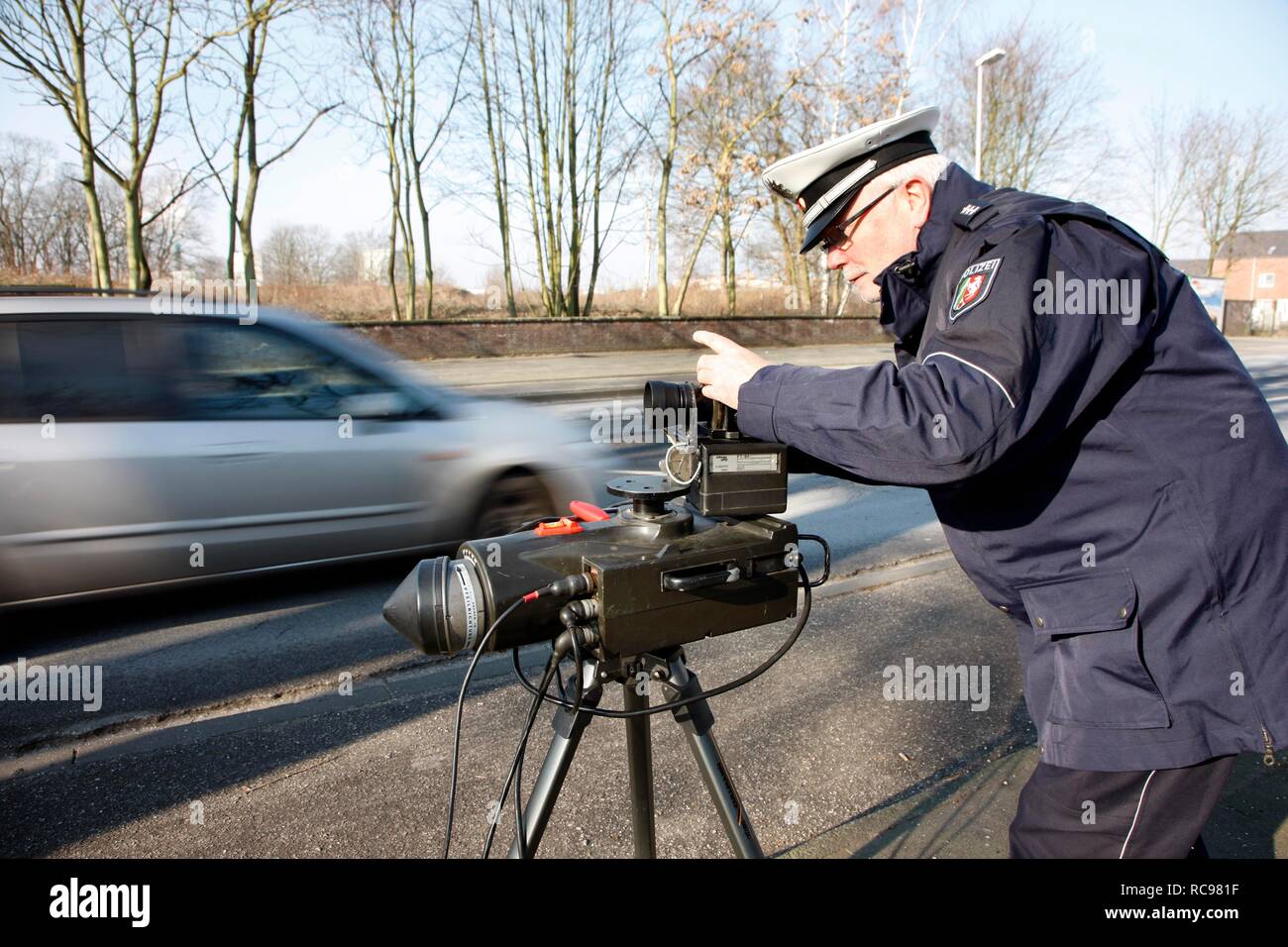 Polizeioffizier Vorbereitung einer radargeschwindigkeit Kamera steuern, Photocall, Geschwindigkeit prüfen Marathon von der Polizei in Nordrhein-Westfalen Stockfoto