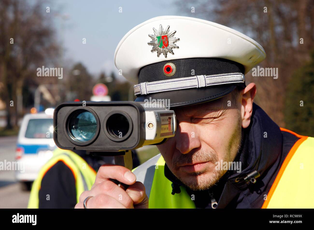 Polizist mit einem Laser Geschwindigkeit Messgerät, Geschwindigkeit prüfen  Marathon von der Polizei in Nordrhein-Westfalen am 10. Februar  Stockfotografie - Alamy
