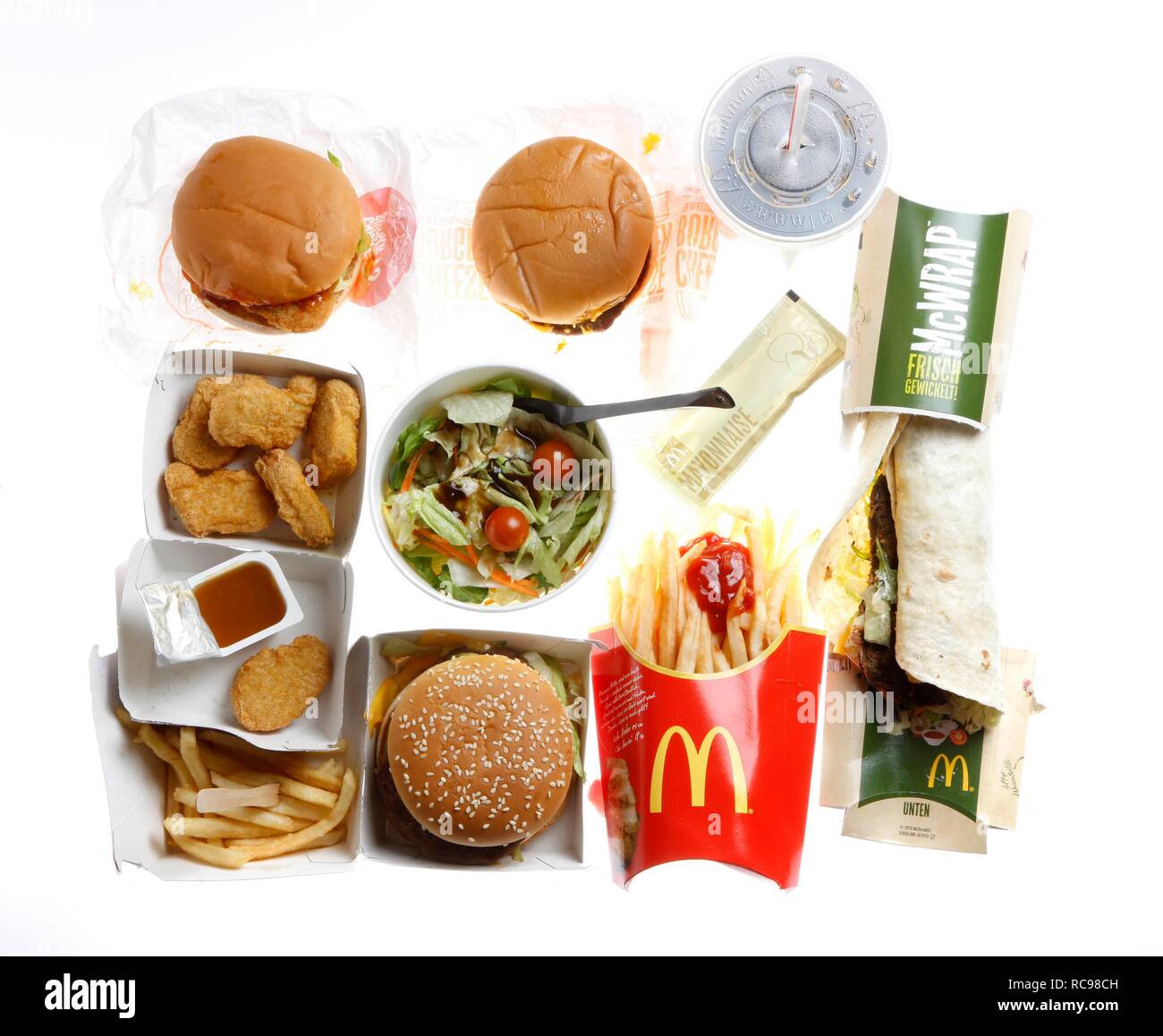 Fast food, verschiedene Elemente von McDonalds, mit einem alkoholfreien Getränk verpackt Stockfoto