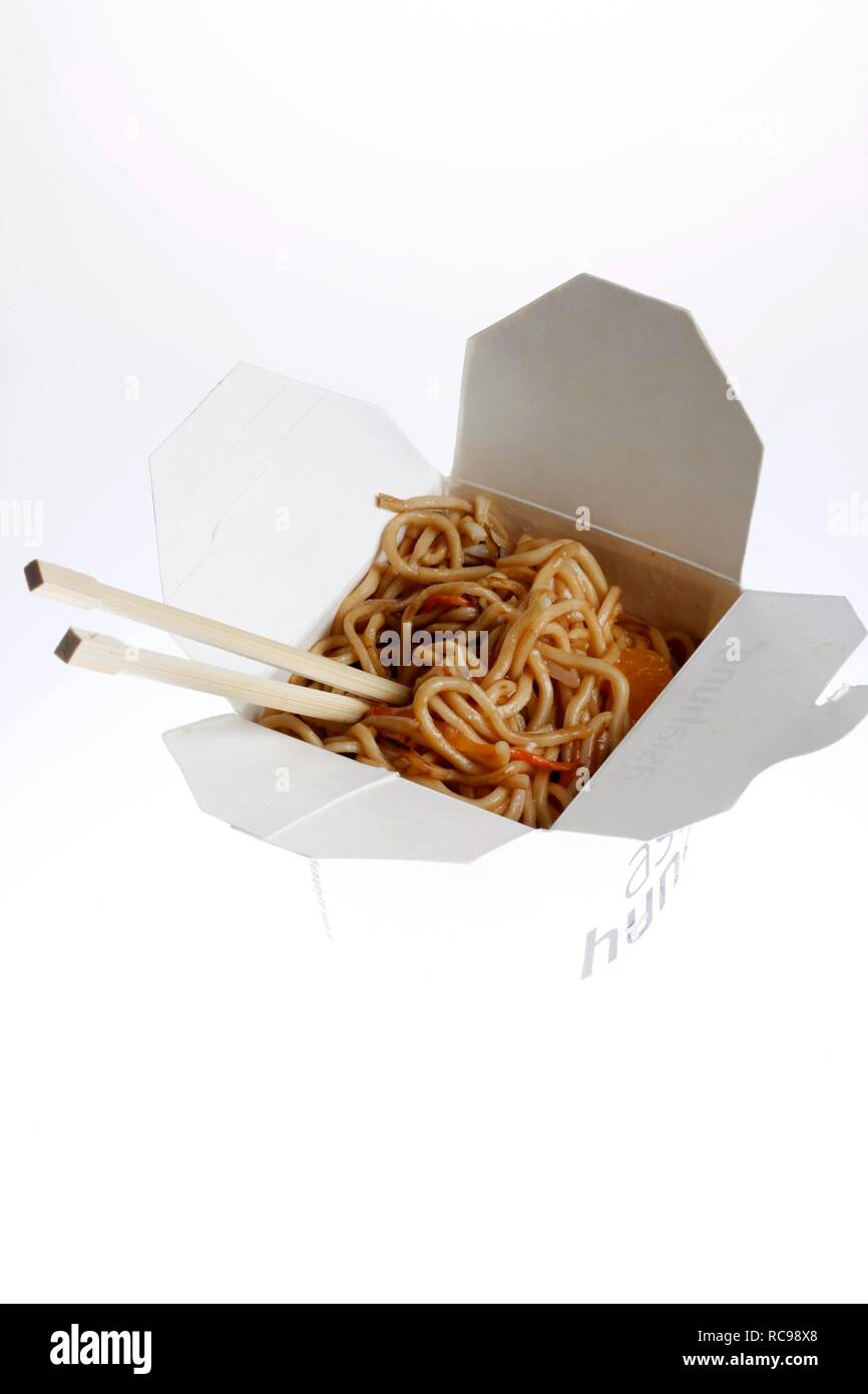 Fast food, asiatische Gericht, gebratenen Nudeln, verpackt, mit Stäbchen Stockfoto