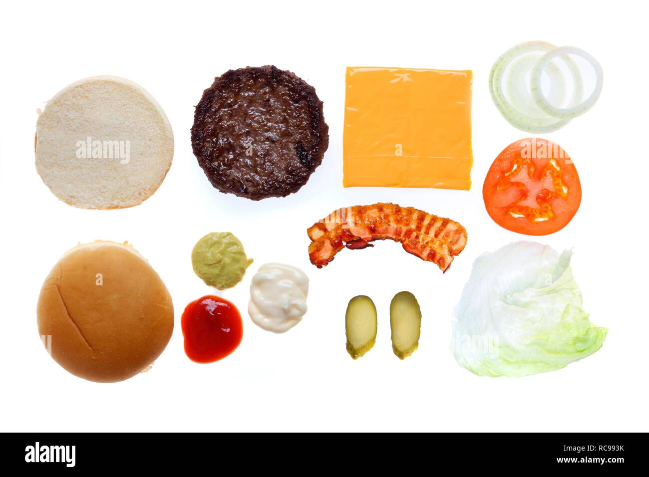 Fast food, Zutaten für einen Hamburger mit Käse und Speck Stockfoto