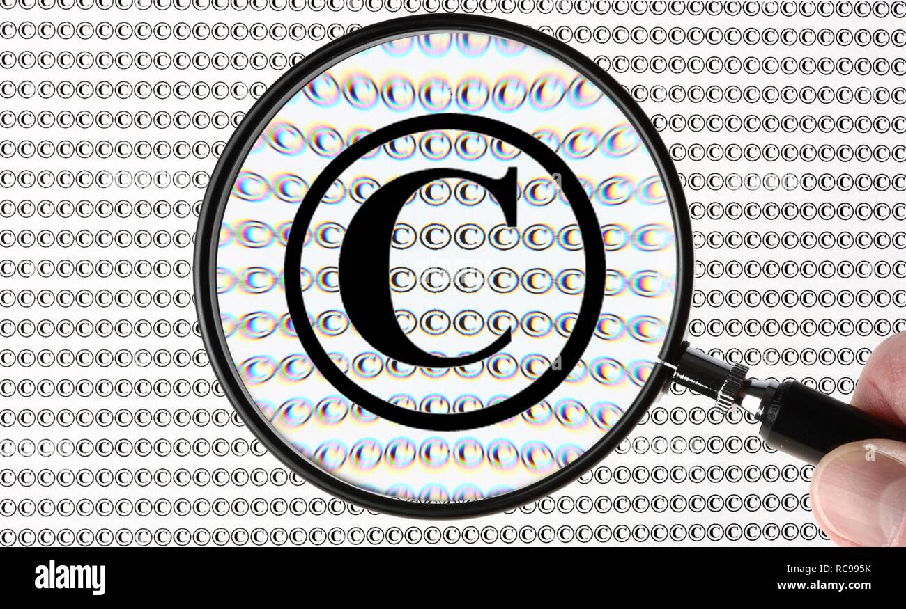 Copyright Symbol durch ein Vergrößerungsglas, symbolische Bild für den urheberrechtlichen Schutz Stockfoto