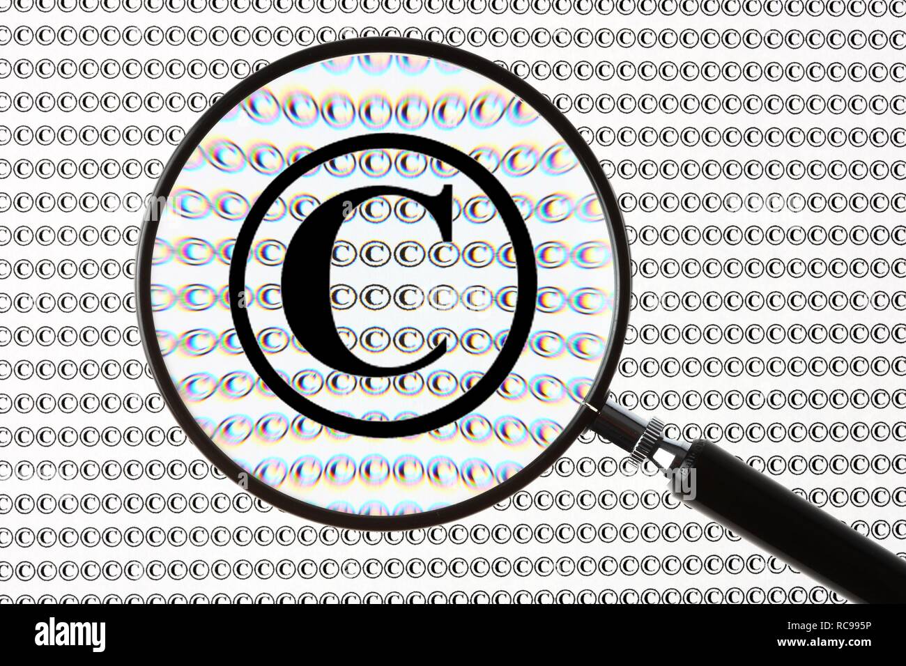 Copyright Symbol durch ein Vergrößerungsglas, symbolische Bild für den urheberrechtlichen Schutz Stockfoto