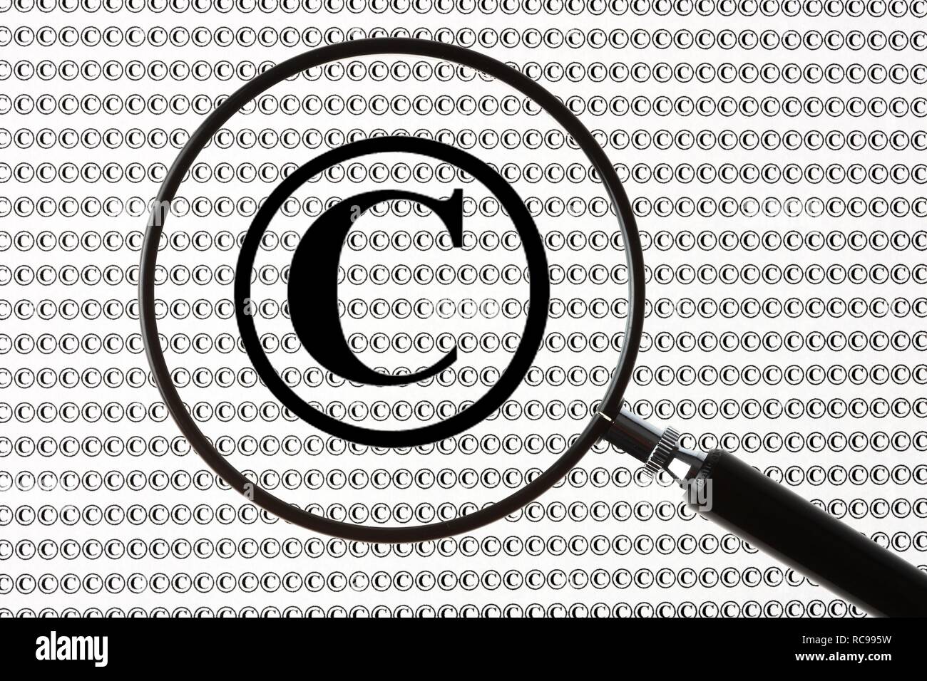 Copyright Symbol durch ein Vergrößerungsglas, symbolische Bild für den urheberrechtlichen Schutz Stockfoto