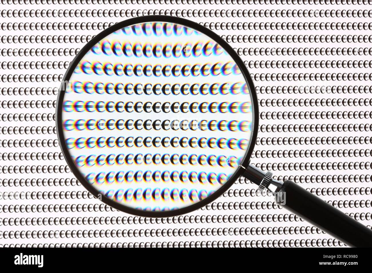 Währung Euro Zeichen durch ein Vergrößerungsglas Stockfoto