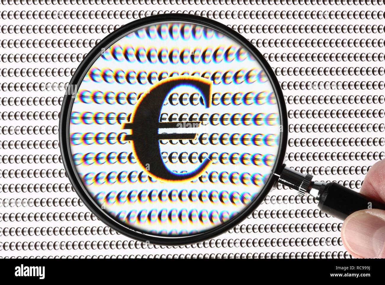 Währung Euro Zeichen durch ein Vergrößerungsglas Stockfoto