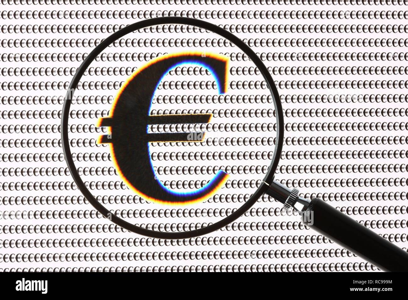 Währung Euro Zeichen durch ein Vergrößerungsglas Stockfoto