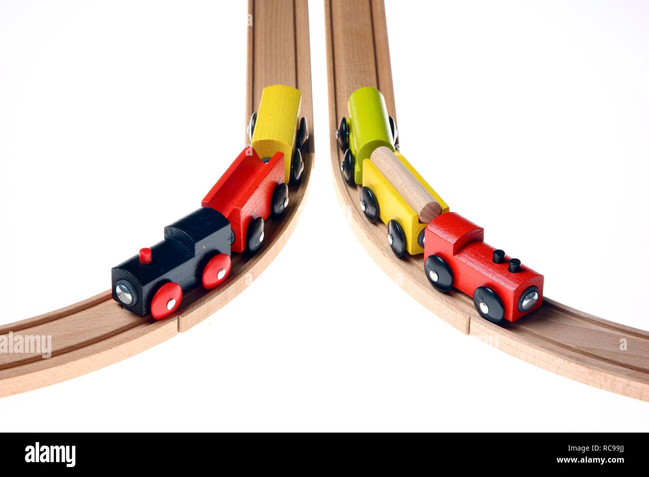 Zwei Spielzeug Holz- Züge bewegen sich in verschiedene Richtungen nach einem Schalter Stockfoto