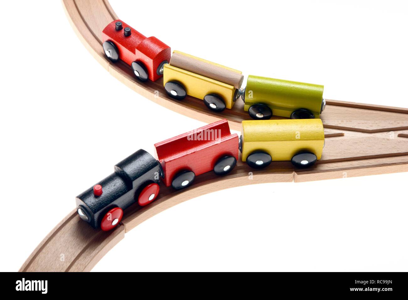 Zwei Spielzeug Holz- Züge bewegen sich in verschiedene Richtungen nach einem Schalter Stockfoto