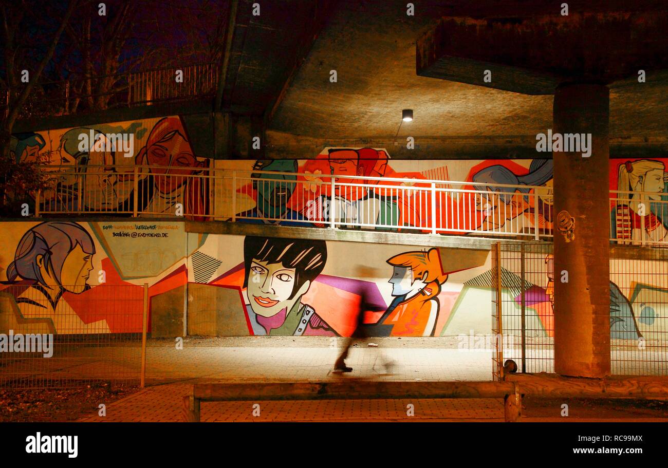 Graffiti unter einer Straße Brücke, Alfredstraße, B 224, Fußweg und Radweg, Essen, Nordrhein-Westfalen Stockfoto