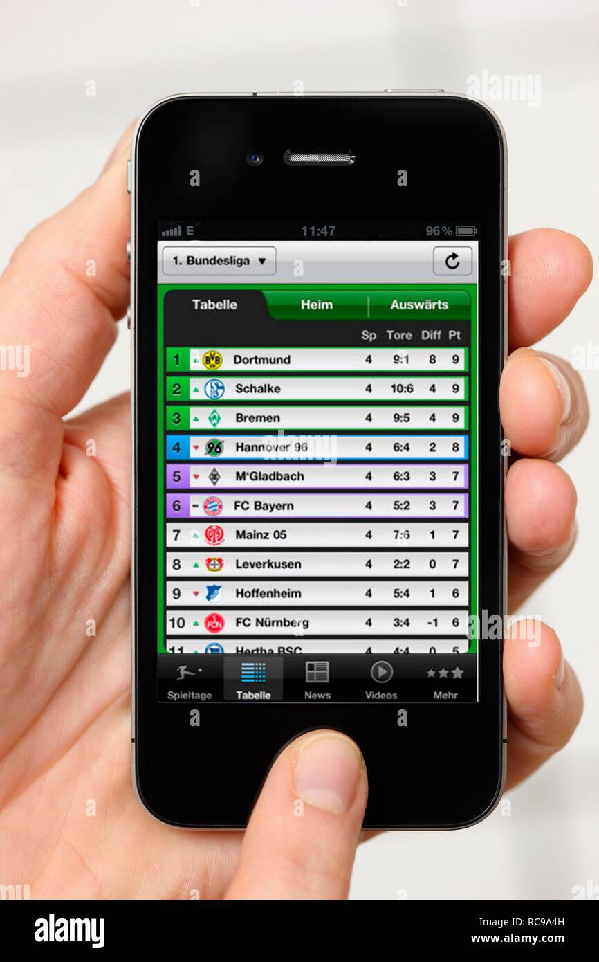 IPhone, Smartphone, zeigt eine App auf dem Display mit Sport Informationen, Deutsche  Bundesliga liga Tabelle mit Match Ergebnisse Stockfotografie - Alamy