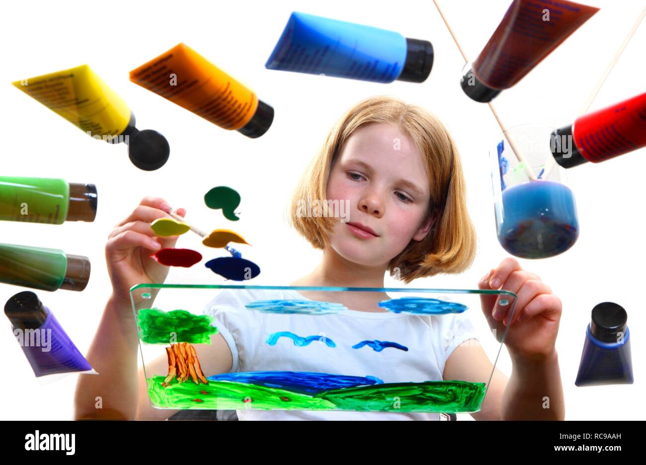 Mädchen, 11, Malen ein Bild mit Acrylfarben Stockfoto