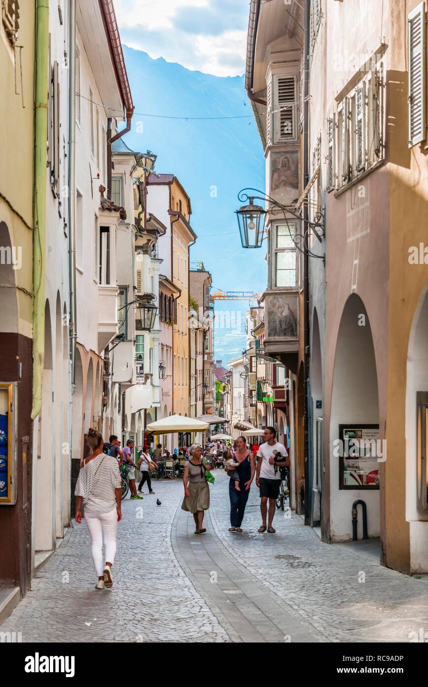 Laubengasse, Via Portici in der Altstadt von Meran, Südtirol, Trentino, Italien Stockfoto