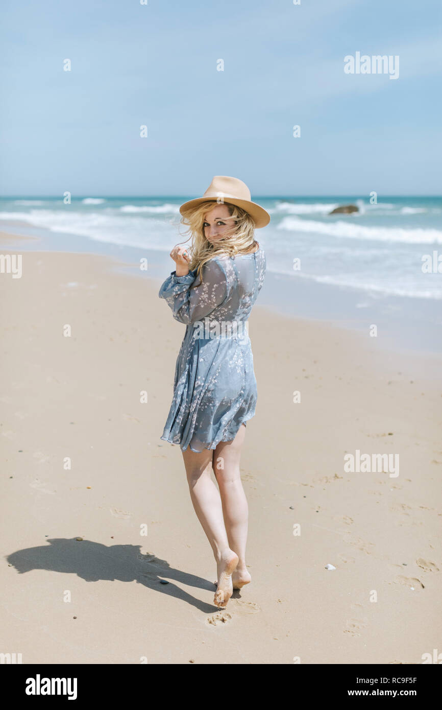 Barfuß junge Frau auf windigen Strand, Porträt, Menemsha, Martha's Vineyard, Massachusetts, USA Stockfoto