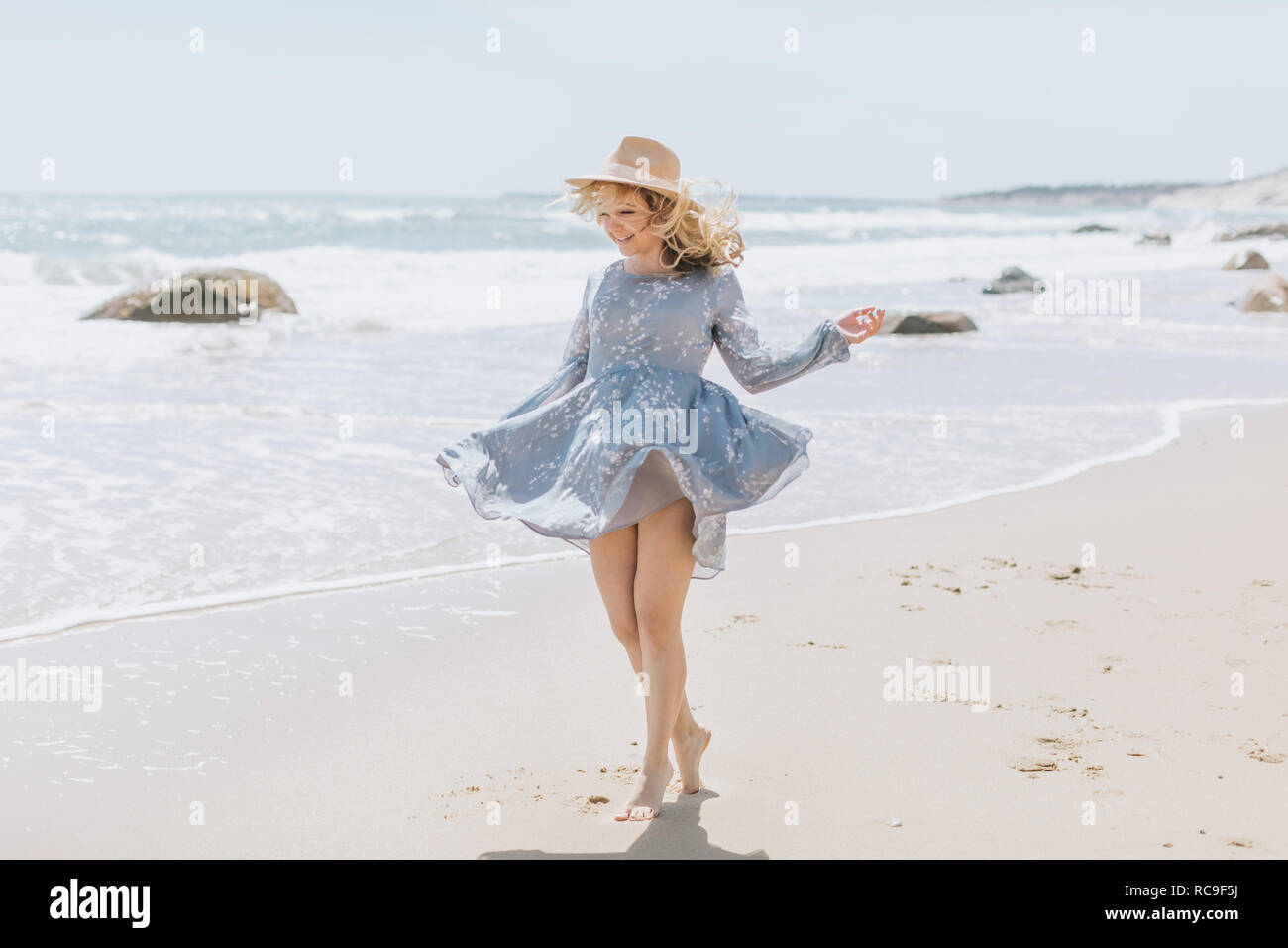 Junge Frau tanzen auf windigen Strand, Menemsha, Martha's Vineyard, Massachusetts, USA Stockfoto