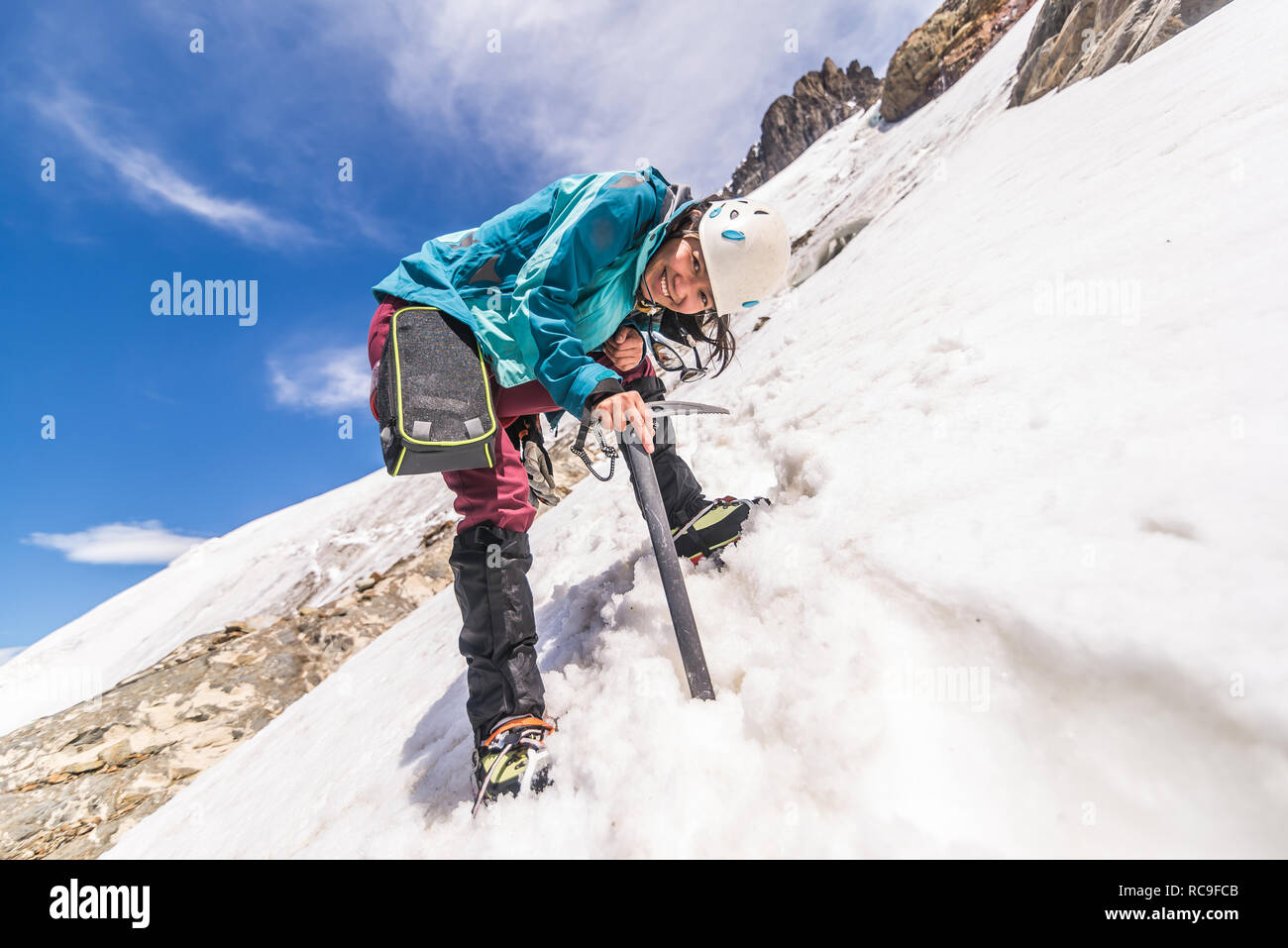 Kletterer in schneebedeckten Hang, El Chaltén, Patagonien, Argentinien Stockfoto