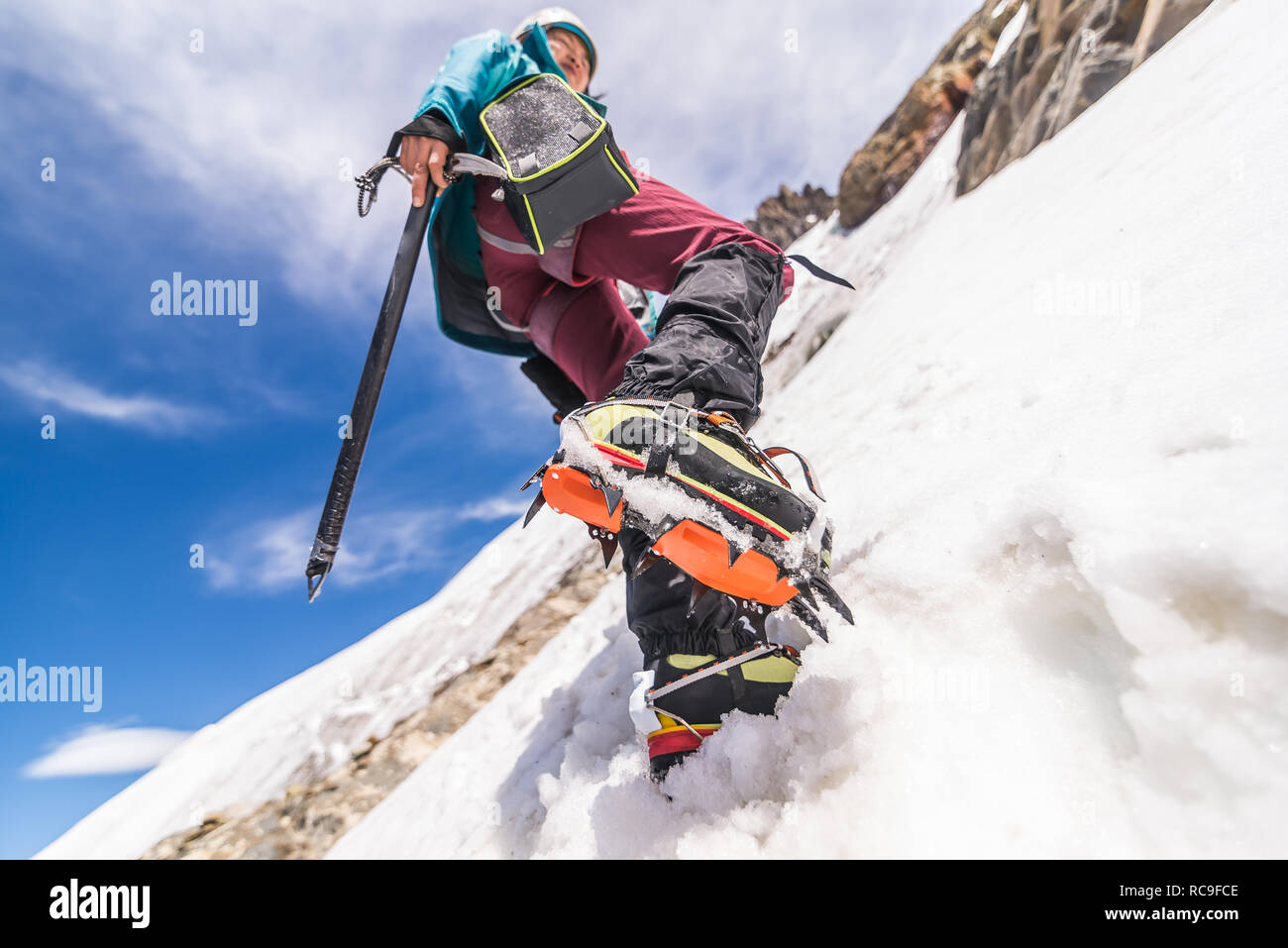 Kletterer in schneebedeckten Hang, El Chaltén, Patagonien, Argentinien Stockfoto