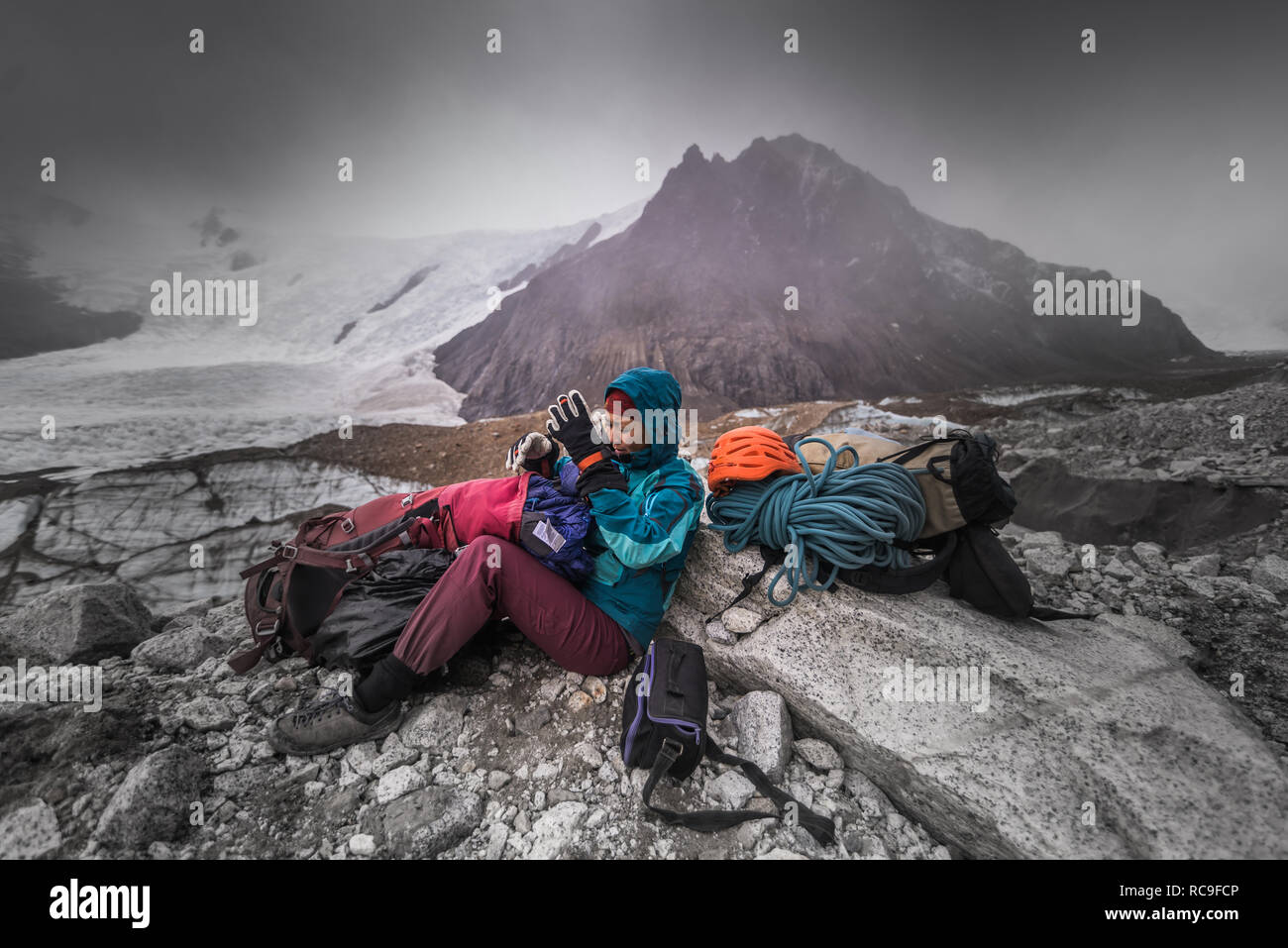 Kletterer Klettern Ausrüstung Abschirmung von extremen Wetterbedingungen, El Chaltén, Patagonien, Argentinien Stockfoto
