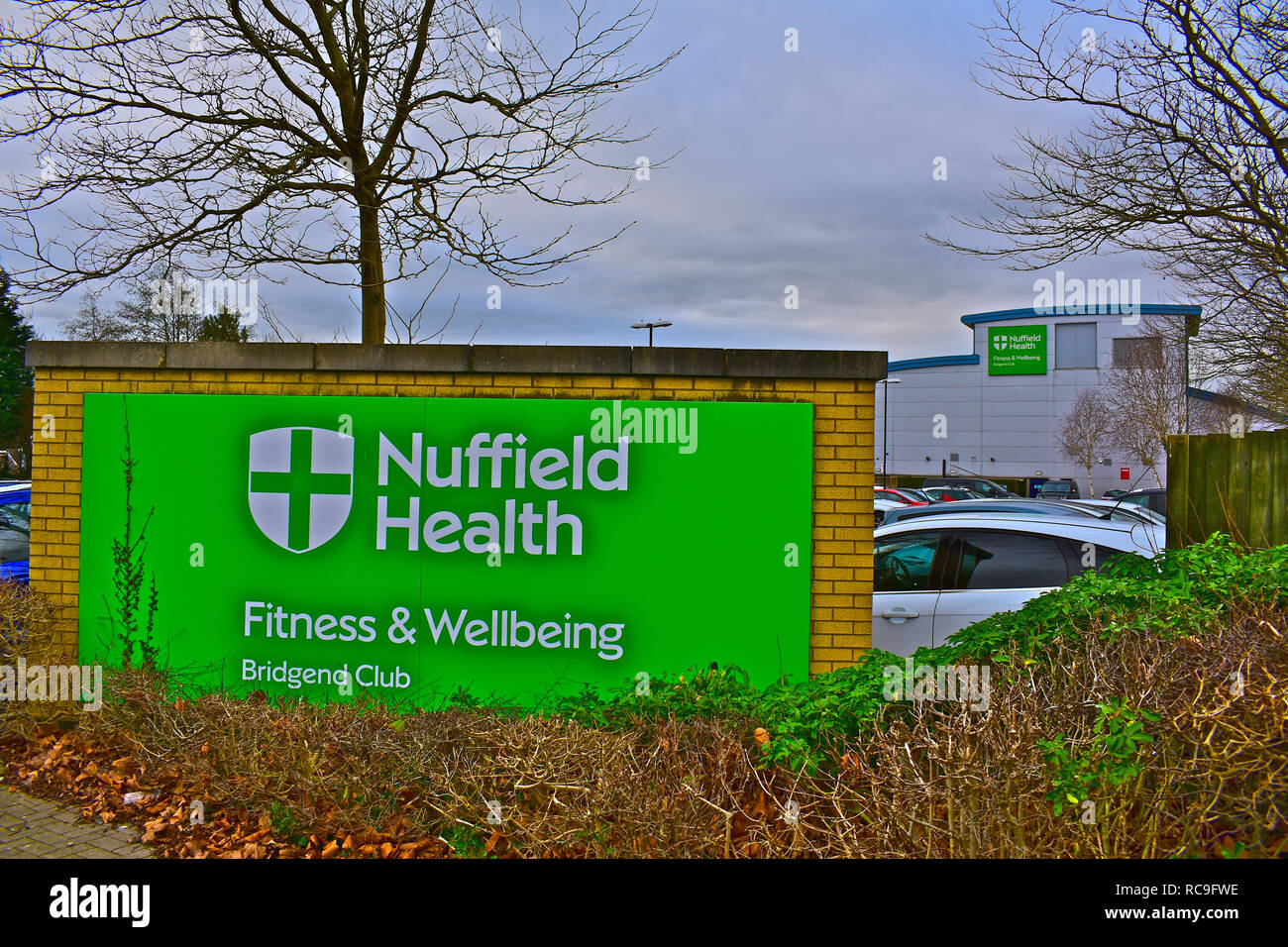 Nuffield Health Fitness & Wellness Club ist in Waterton Retail Park, Bridgend, Wales gelegen. Sporthalle, Fitnessraum und Schwimmbad. Stockfoto