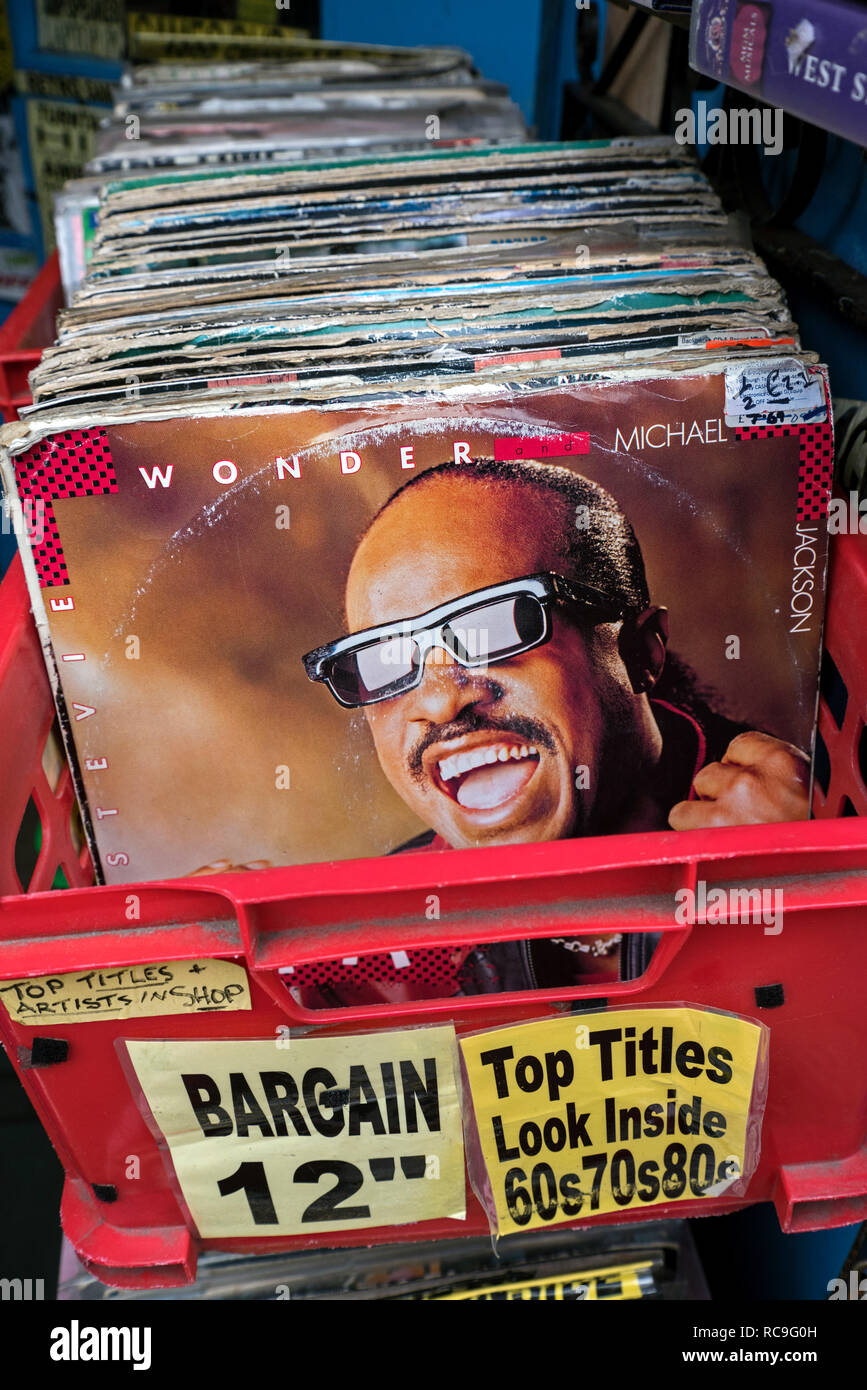 Stevie Wonder lächelnd von einem gut getragen, von 12" Schallplatten in einem Secondhand junk Shop in Edinburgh, Schottland, Großbritannien. Stockfoto
