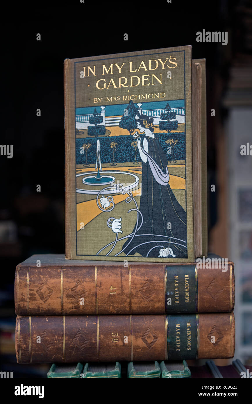 Ein vintage Exemplar des Buches "In meiner Lady's Garden" von Frau Richmond für Verkauf im Fenster eines Secondhand Buchladen, Edinburgh, Schottland. Stockfoto