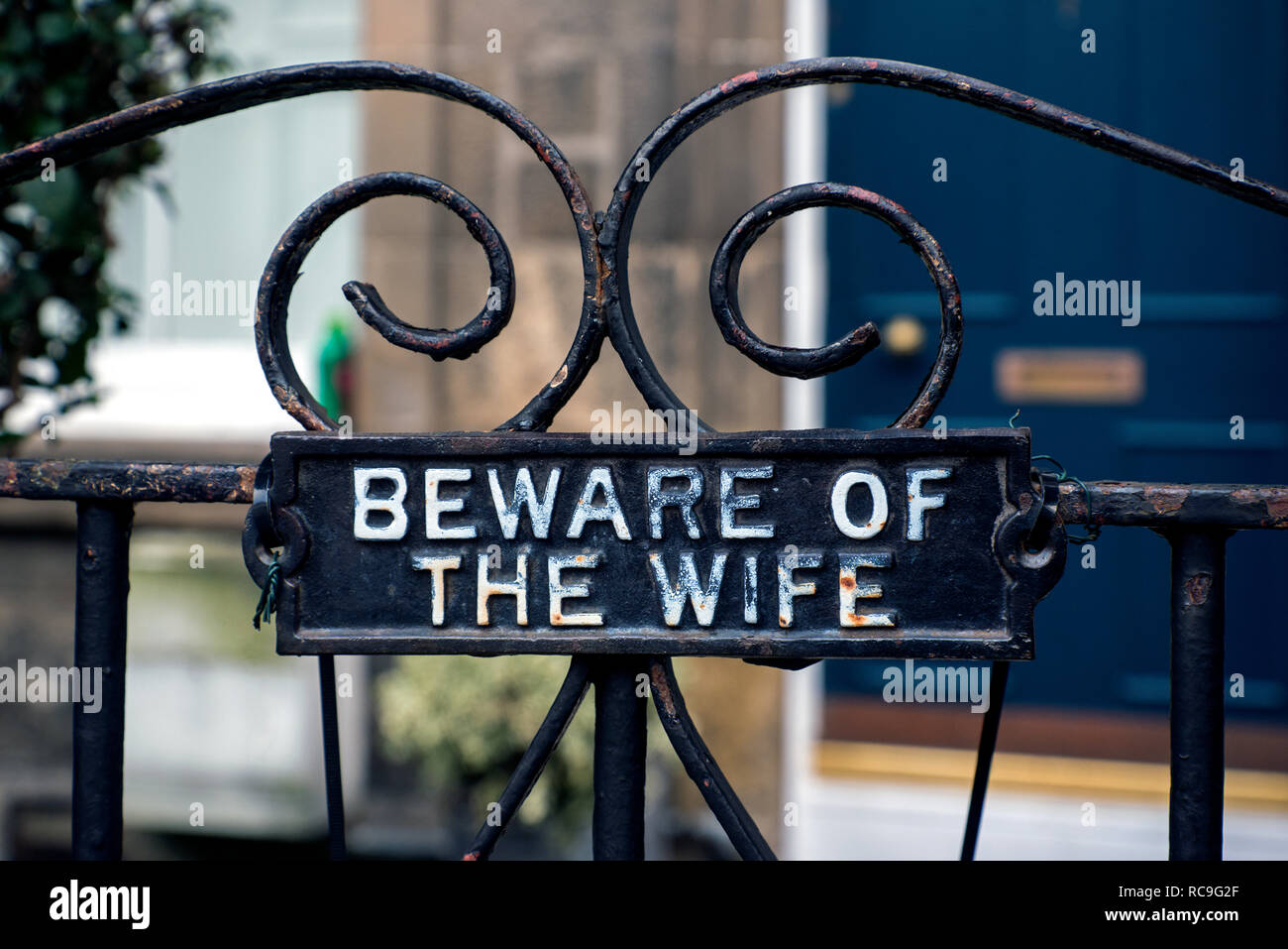 "Hüten Sie sich vor der Frau' Zeichen auf einem Garten fgate in Stockbridge, Edinburgh, Schottland, Großbritannien. Stockfoto