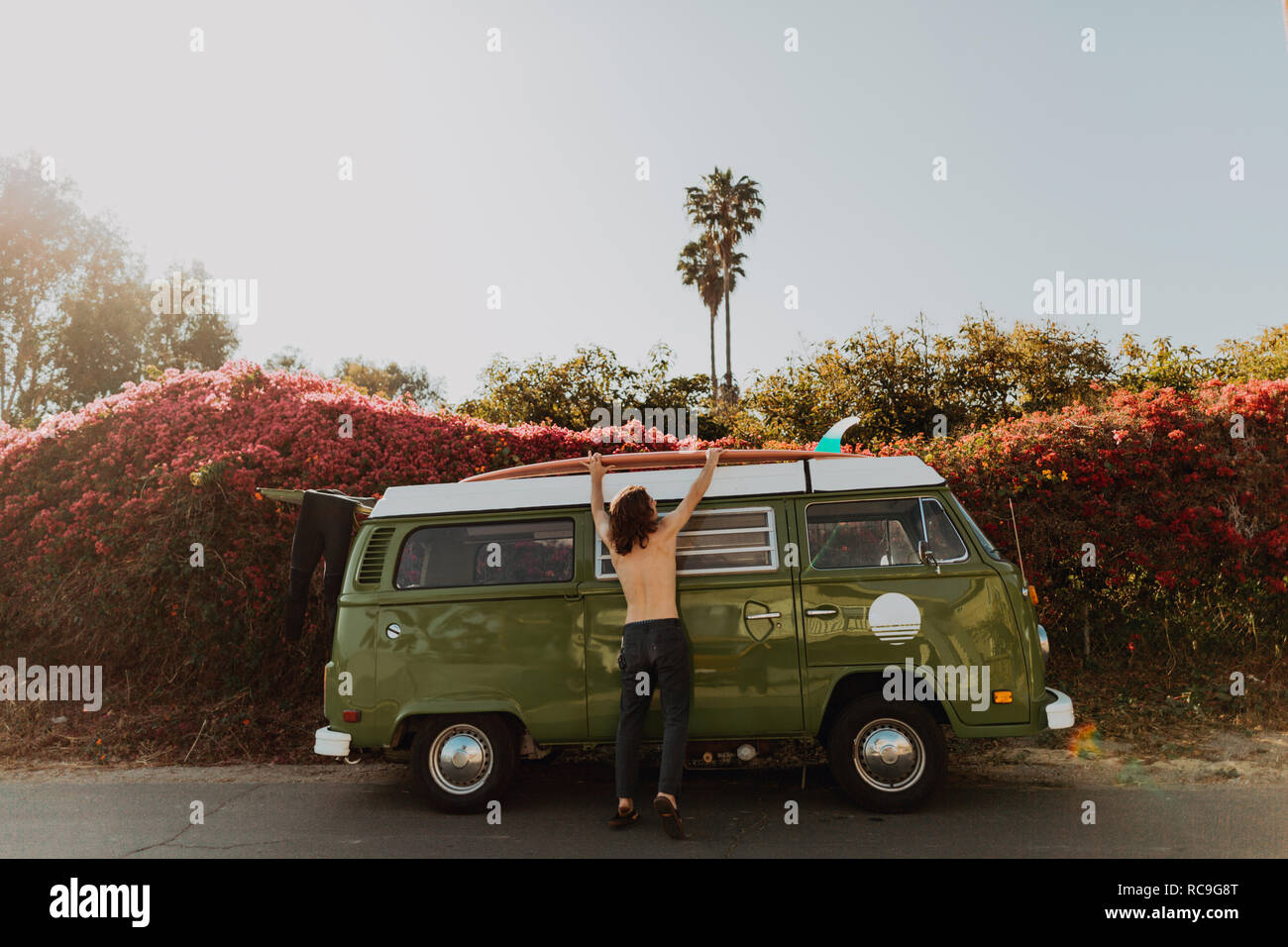 Mann auf Van road trip laden Surfboard, Ventura, Kalifornien, USA Stockfoto