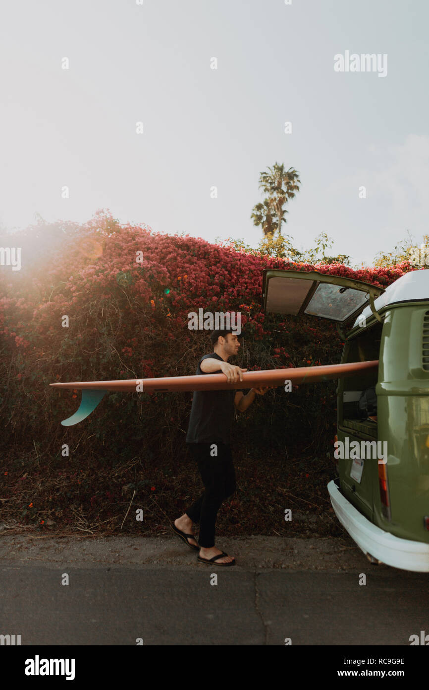 Mann auf Van road trip laden Surfboard, Ventura, Kalifornien, USA Stockfoto