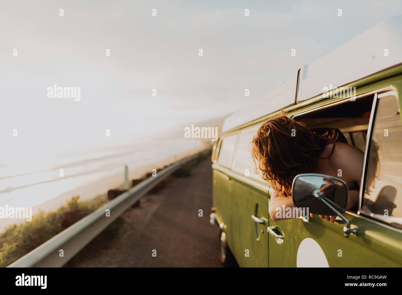 Mann auf van Road Trip auf der Küstenstraße, Ventura, Kalifornien, USA Stockfoto
