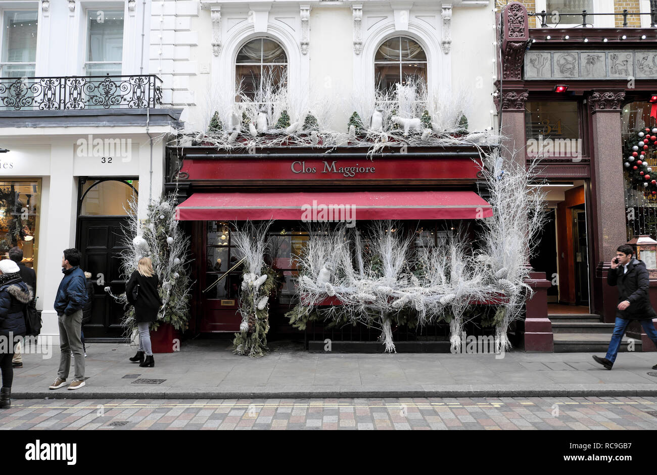 Clos Maggiore das preisgekrönte französische Restaurant außen mit weißen Zweigen Christbaumschmuck in Covent Garden London England UK KATHY DEWITT Stockfoto