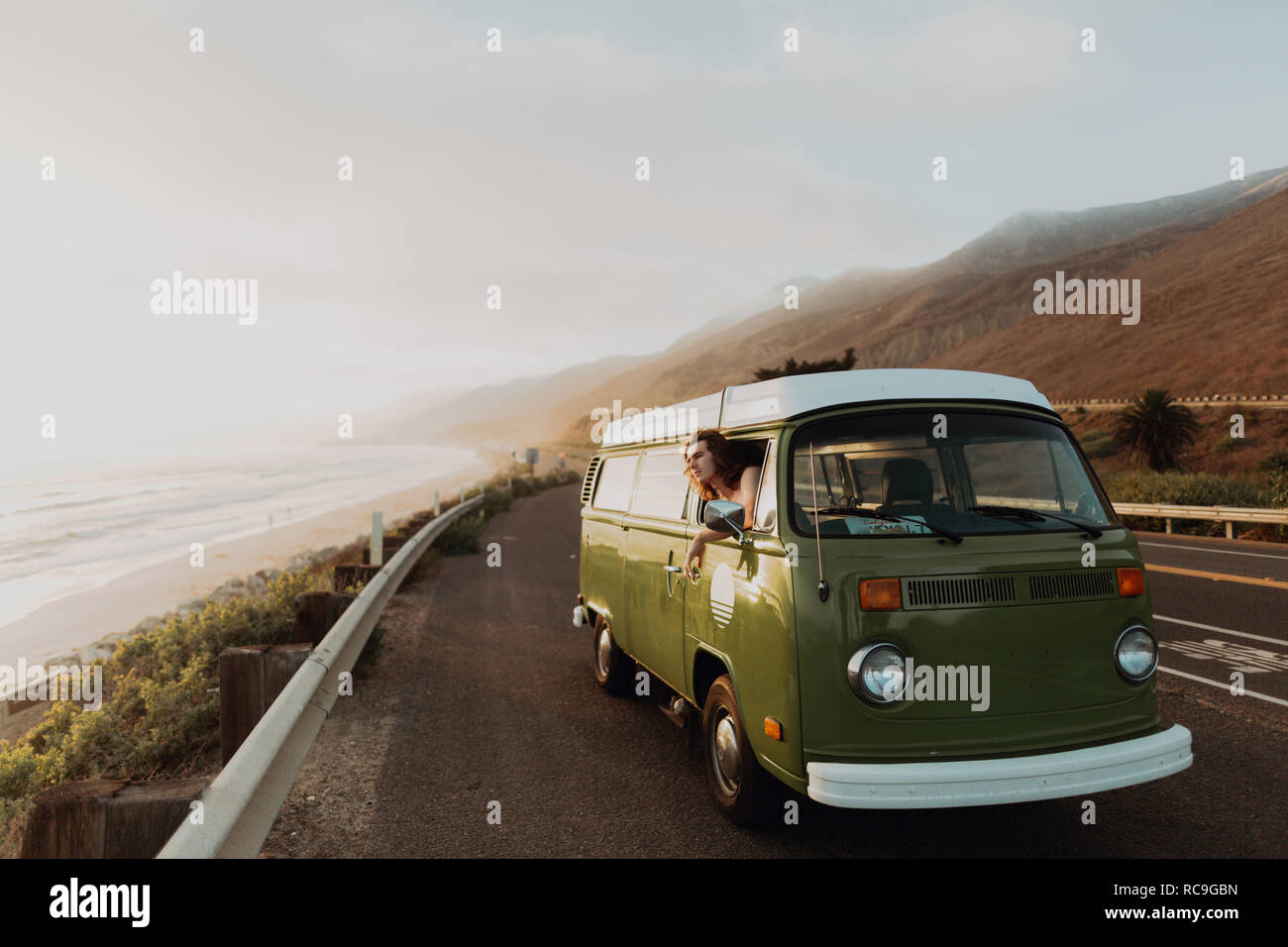 Mann auf van Road Trip auf der Küstenstraße, Ventura, Kalifornien, USA Stockfoto