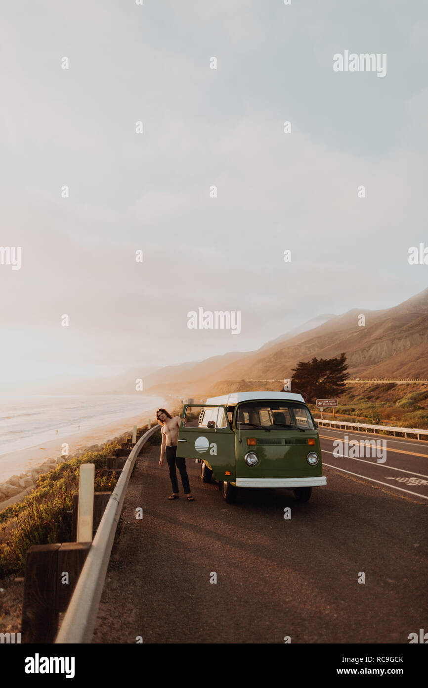Mann auf van Road Trip auf der Küstenstraße, Ventura, Kalifornien, USA Stockfoto