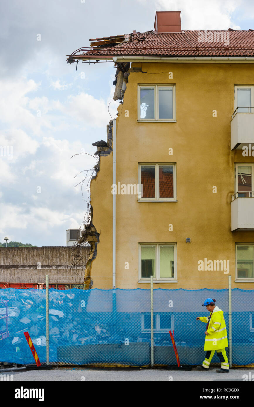 Man Walking durch zerstörtes Haus Stockfoto